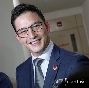 'Foxtrot Six', Kado Valentine Mike Lewis untuk Kekasih