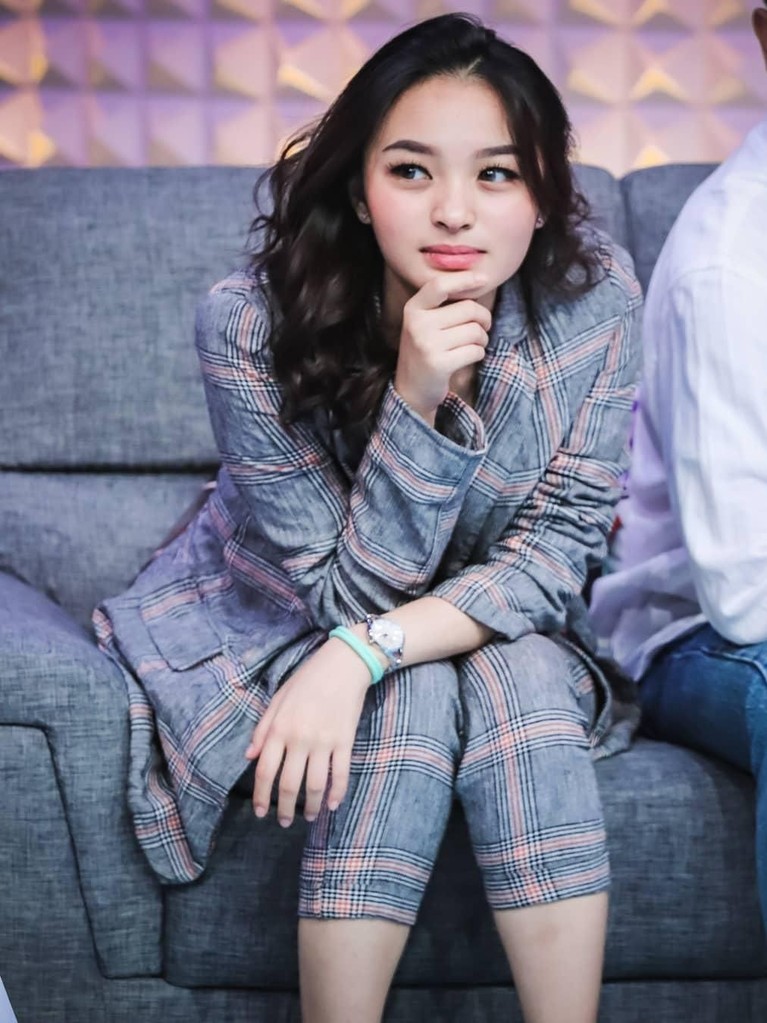 7 Pesona Revina VT Bikin Mantan Nyesel, Kan? Revina VT baru saja menyandang status jomblo setelah putus dari Young Lex. Simak tujuh pesona Revina yang pastinya bikin mantan nyesel!