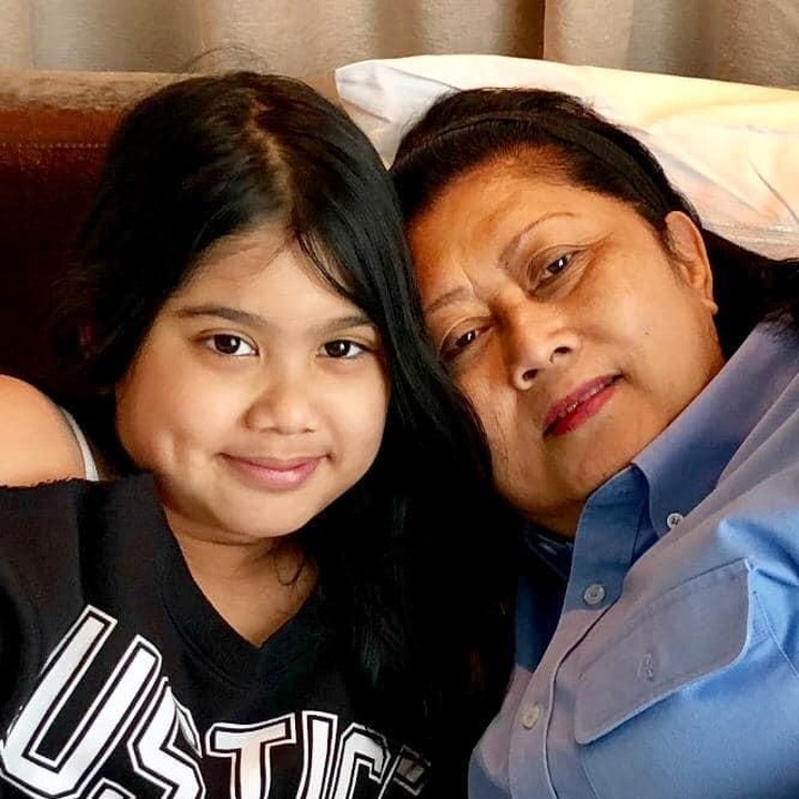 <p>Wefie dengan cucu pertama, Aira. Memo (panggilan nenek untuk <a href="https://inet.detik.com/cyberlife/d-4426134/dukungan-dan-doa-banjiri-postingan-ani-yudhoyono-di-instagram" target="_blank">Ani Yudhoyono</a>) tetap tersenyum meski tengah berjuang sembuh dari kanker darah. Foto: Facebook/ AniYudhoyono.official)</p>