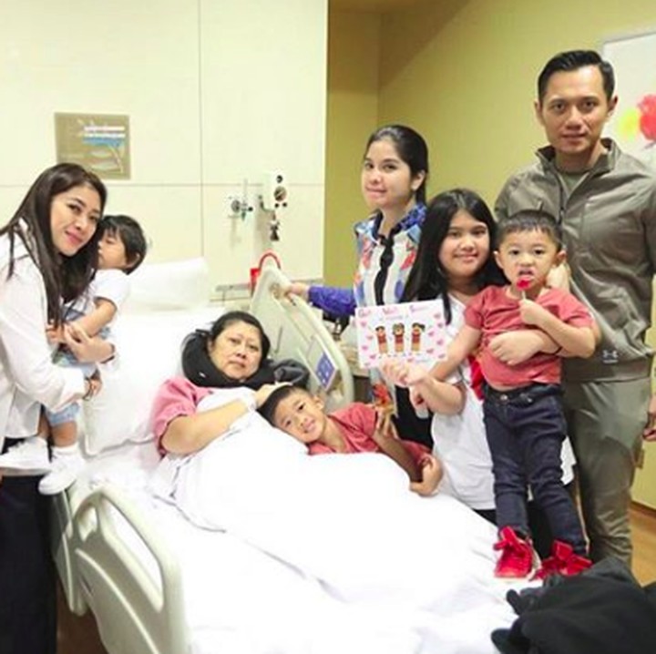 <p>Semua anggota keluarga berkumpul menemani Memo. Semoga cepat sembuh untuk Memo tercinta, <a href="https://hot.detik.com/celeb/d-4426106/aliya-rajasa-minta-kesembuhan-untuk-ani-yudhoyono-netizen-ramai-mengamini" target="_blank">Ani Yudhoyono</a>. (Foto: Facebook/ AniYudhoyono.official)</p>