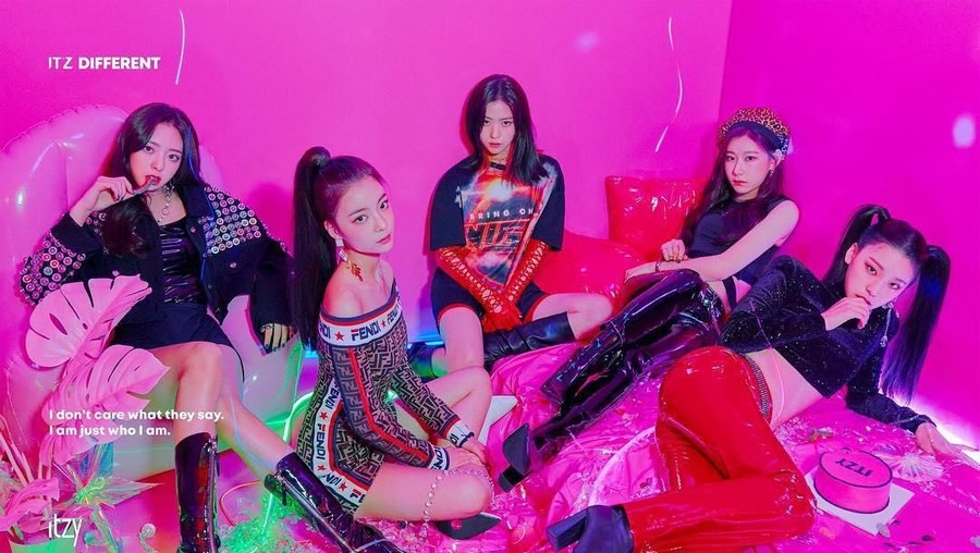 Video musik Dalla Dalla miliik ITZY sukses mencetak rekor dan menjadi pemuncak trending Youtube. Berikut Insertlive sajikan lirik dan video musiknya.