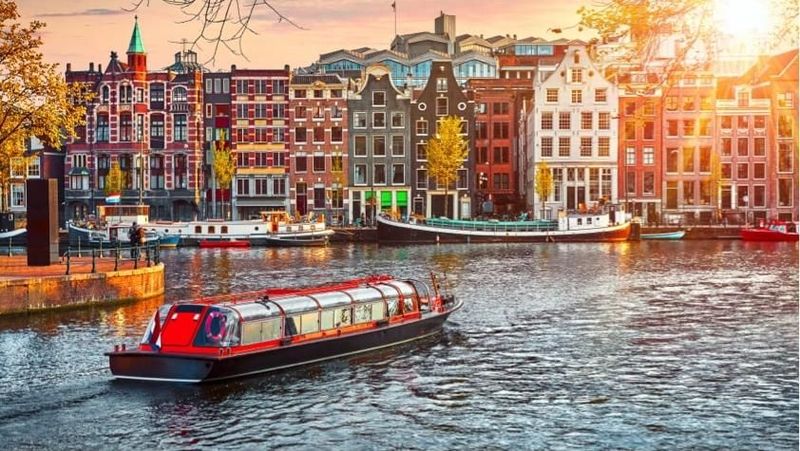 Ketika mendengar Kota Amsterdam pasti yang pertama kali muncul di pikiran adalah banyaknya sepeda melintas di setiap jalan,kincir angin,dan perumahan