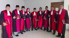 Pengadilan Tipikor Klarifikasi Foto Grup Hakim Pose Dua Jari