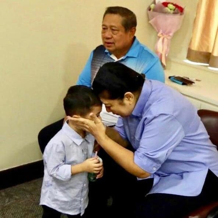 <p>Sakti, cucu ketiga juga ikut memberi semangat pada neneknya. So sweet! (Foto: Facebook/ AniYudhoyono.official)</p>