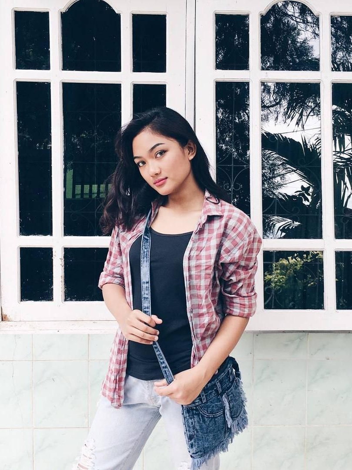 Aksi Marion Jola yang melepas jaket dapat kritik karena dianggap cukup seksi&period; Tapi Marion juga bisa tampil cute dengan baju sopan&period; Nggak percaya&quest; Nih buktinya&period;