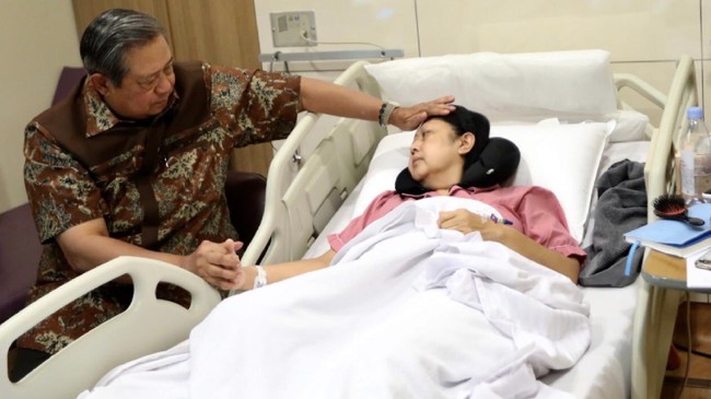 Menurut keterangan Annisa Pohan, saat ini Ani Yudhoyono sudah keluar dari ICU dan dirawat di ruang biasa.