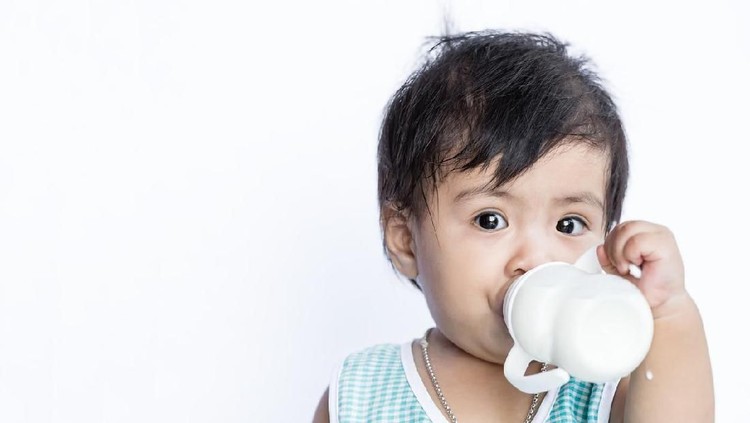 Jangan asal memberikan susu tambahan untuk si kecil, karena harus dikonsultasikan dulu pada dokter. Simak yuk ulasan lengkapnya.