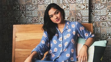 img-title Buka Baju di Sekolah, Marion Jola: Nggak Gimmick, Emang Gerah
