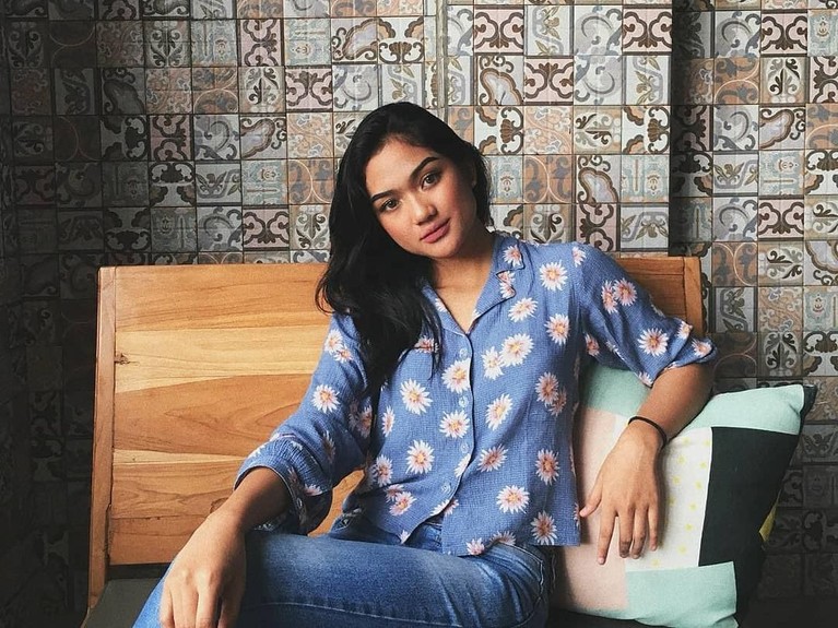 Tak Melulu Seksi, Marion Jola Juga Bisa Tampil Cute Lho Aksi Marion Jola yang melepas jaket dapat kritik karena dianggap cukup seksi. Tapi Marion juga bisa tampil cute dengan baju sopan. Nggak percaya? Nih buktinya.