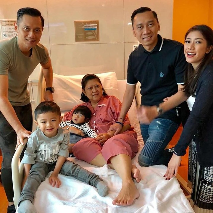 <p>Lewat pernyataan resmi, <a href="https://news.detik.com/berita/d-4426001/ani-yudhoyono-sakit-kanker-darah-sby-dia-kuat-dan-tegar" target="_blank">Susilo Bambang Yudhoyono</a> mengumumkan istrinya, Ani mengidap kanker darah. Kini Ani menjalani perawatan intensif di sebuah rumah sakit, di Singapura. Anak dan para cucu ikut menemaninya. (Foto: Facebook/ AniYudhoyono.official)</p>