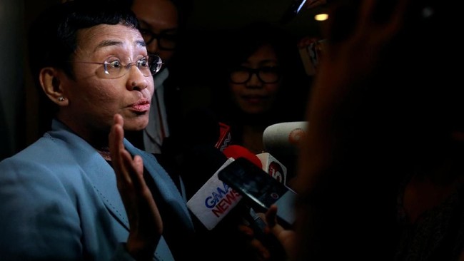 Maria Ressa, bos media yang lantang menyuarakan kritik terhadap pemerintah Filipina, Rappler, menyebut penahanannya pada Rabu (13/2) sebagai parodi peradilan.