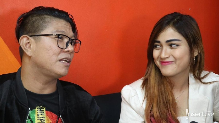Gombalan Andika Kangen Band Bikin Kamu...... Andika Kangen Band mengucapkan gombalan yang bikin Evelyn Kremes tersipu malu.