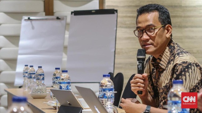 Pakar hukum tata negara Refly Harun mengatakan KPK seharusnya fokus membongkar kasus yang menimbulkan kerugian negara, bukan mengaudit sebuah kegiatan/ gelaran.