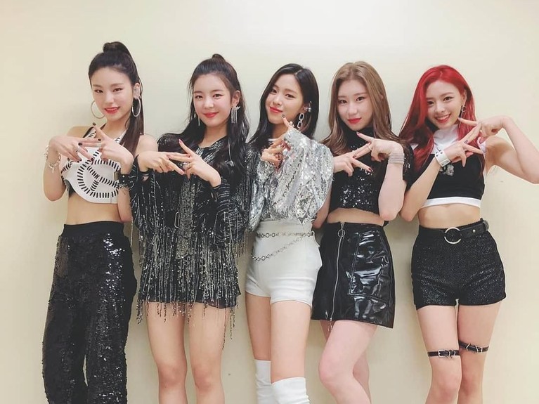 ITZY mulai debut pada Senin (11/2) saat merilis lagu Dalla Dalla. Tapi Insertizen tahu nggak, apa saja fakta unik dari ITZY? Yang mau tahu disimak yuk!