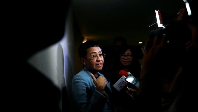 Maria Ressa, pemimpin media yang lantang menyuarakan kritik terhadap pemerintahan Filipina, Rappler, dibebaskan dengan jaminan pada Kamis (14/2).