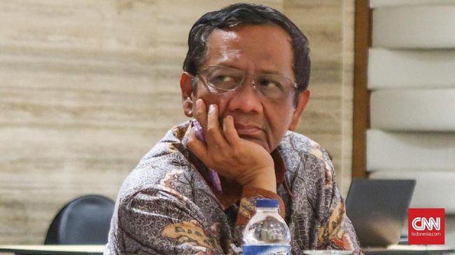 Mahfud MD menyinggung seruan aksi 'Jokowi End Game' pada 2021 yang ramai di medsos, namun tak digelar di lapangan.