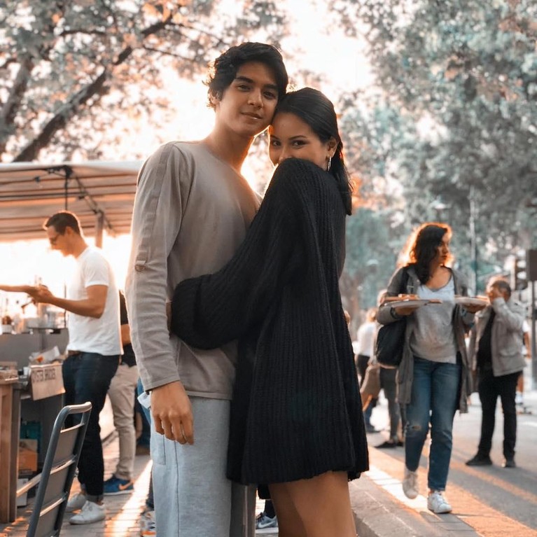 Meski tengah diterpa isu bertengkar, Al Ghazali kerap kali berfoto mesra dengan sang kekasih, Alyssa Daguise. Berikut beberapa potret kemesraan mereka.