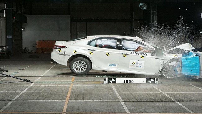 Unit Camry 2019 yang diuji merupakan spesifikasi Thailand, bisa jadi rating 5 bintang ASEAN NCAP tidak sama dengan produk serupa di Indonesia.