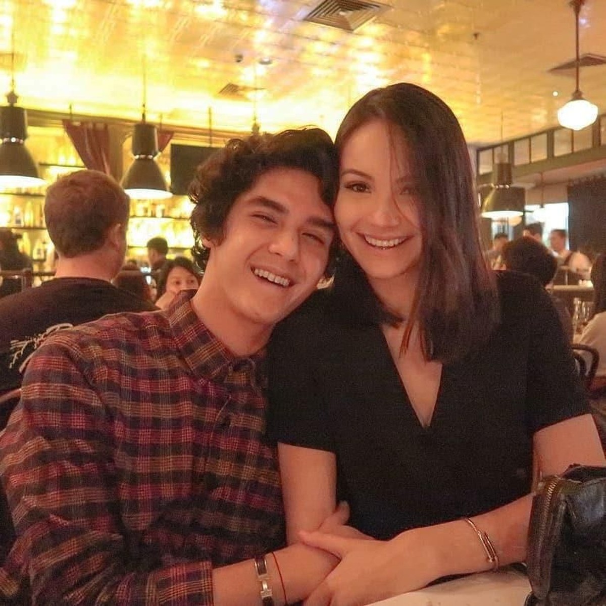 Meski tengah diterpa isu bertengkar&comma; Al Ghazali kerap kali berfoto mesra dengan sang kekasih&comma; Alyssa Daguise&period; Berikut beberapa potret kemesraan mereka&period;