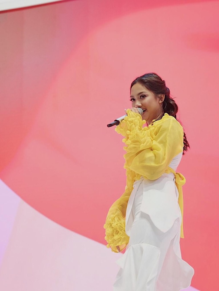 Tak Melulu Seksi, Marion Jola Juga Bisa Tampil Cute Lho Aksi Marion Jola yang melepas jaket dapat kritik karena dianggap cukup seksi. Tapi Marion juga bisa tampil cute dengan baju sopan. Nggak percaya? Nih buktinya.