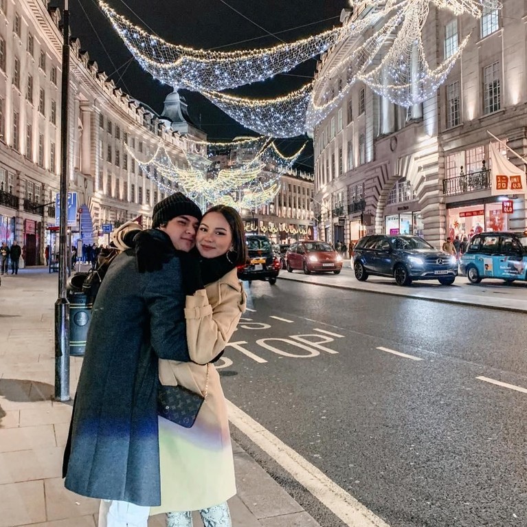 Video Ribut Beredar, Lihat Lagi Gaya Pacaran Al Ghazali Meski tengah diterpa isu bertengkar, Al Ghazali kerap kali berfoto mesra dengan sang kekasih, Alyssa Daguise. Berikut beberapa potret kemesraan mereka.