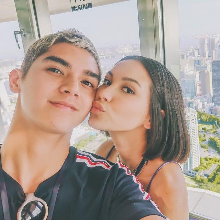 Meski tengah diterpa isu bertengkar, Al Ghazali kerap kali berfoto mesra dengan sang kekasih, Alyssa Daguise. Berikut beberapa potret kemesraan mereka.