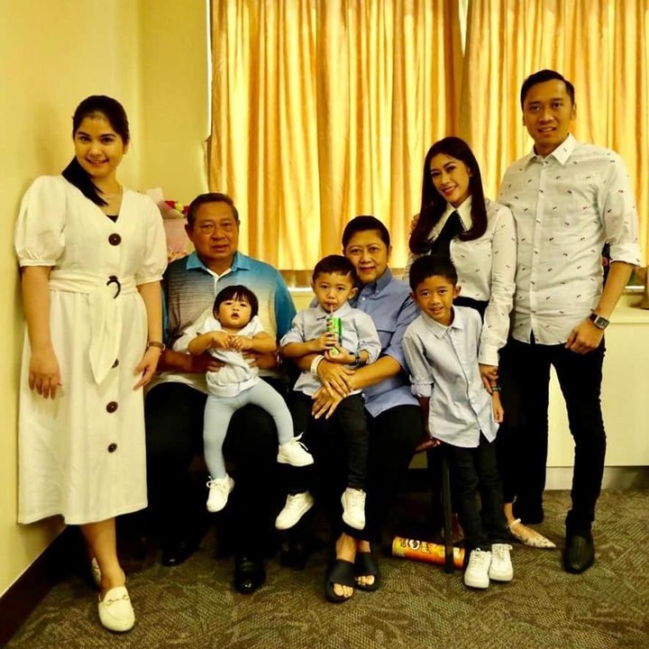 <p>Anak dan para cucu tetap tersenyum dan selalu mendukung Ani untuk bisa cepat pulih. (Foto: Facebook/ AniYudhoyono.official)</p>