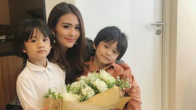 Juliana Moechtar mengungkapkan bahwa kedua anaknya bercita-cita ingin seperti almarhum suaminya.