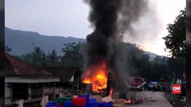 VIDEO: Truk Bermuatan Gerabah Plastik Terbakar di Banyumas