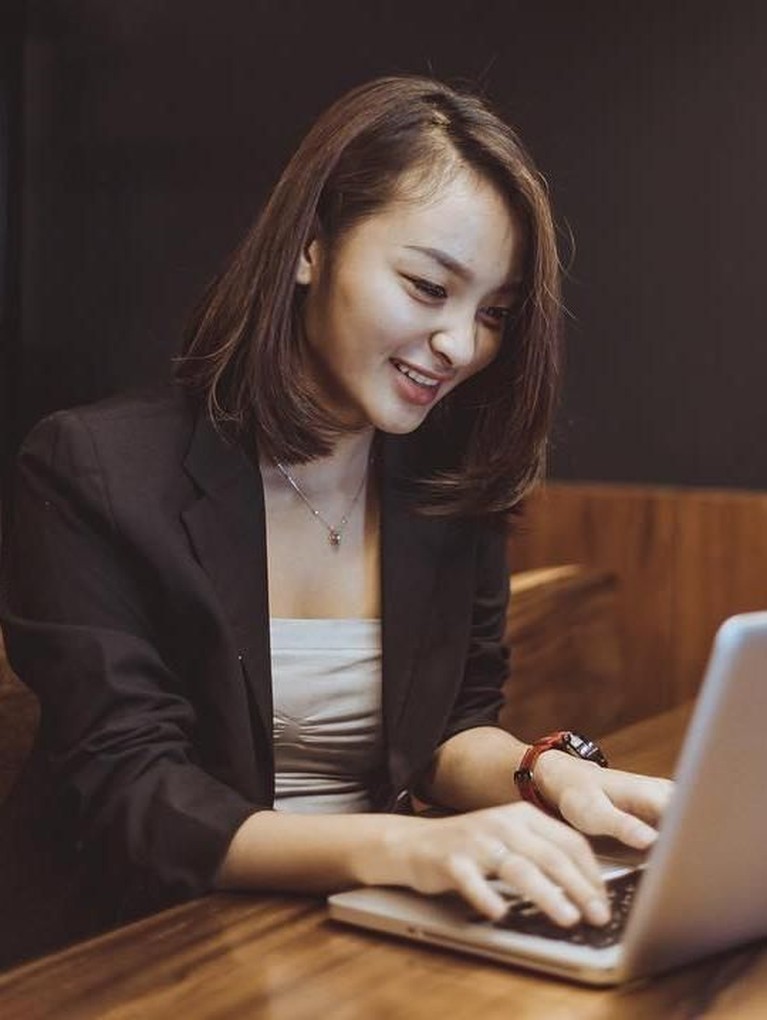 Revina VT baru saja menyandang status jomblo setelah putus dari Young Lex. Simak tujuh pesona Revina yang pastinya bikin mantan nyesel!