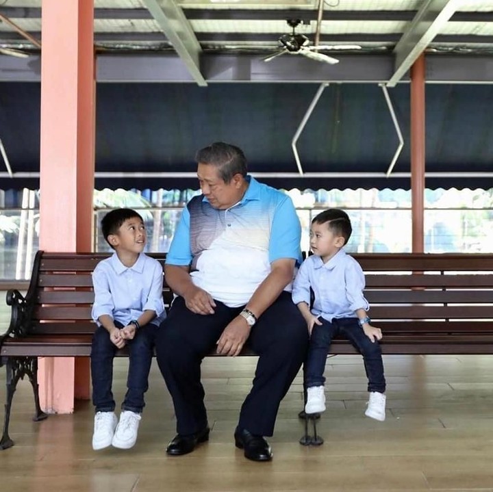 <p>Airlangga dan Sakti, kedua cucu laki-laki yang memberi hiburan kepada Pepo (panggilan kakek untuk SBY). (Foto: Facebook/ AniYudhoyono.official)</p>