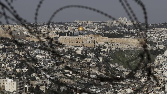 Israel mulai mengizinkan warga Palestina untuk mengakses jalur pejalan kaki di sekitar Kota Tua Yerusalem yang dicaplok Israel.