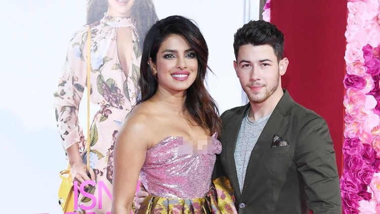 Nick Jonas seringkali melakukan video call dengan istrinya, Priyanka Chopra bila keduanya saling sibuk. Itu yang menjadi kunci pasangan sibuk tetap mesra.