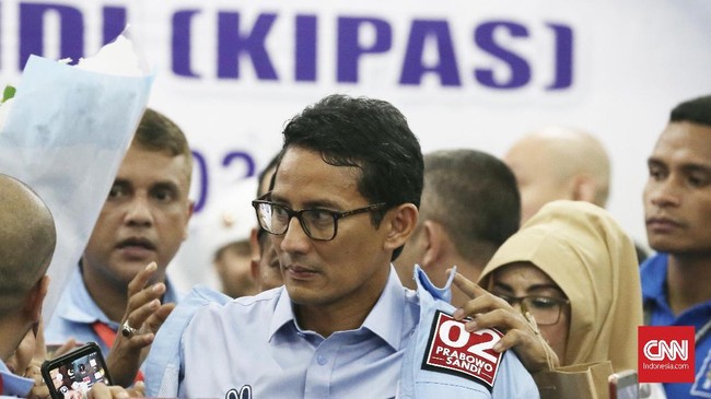 Seorang pedagang di Labuan Bajo terganggu dengan kampanye Sandi di depan lapaknya. Pedagang itu lantas mencoba mengusir Sandi dan rombongannya.