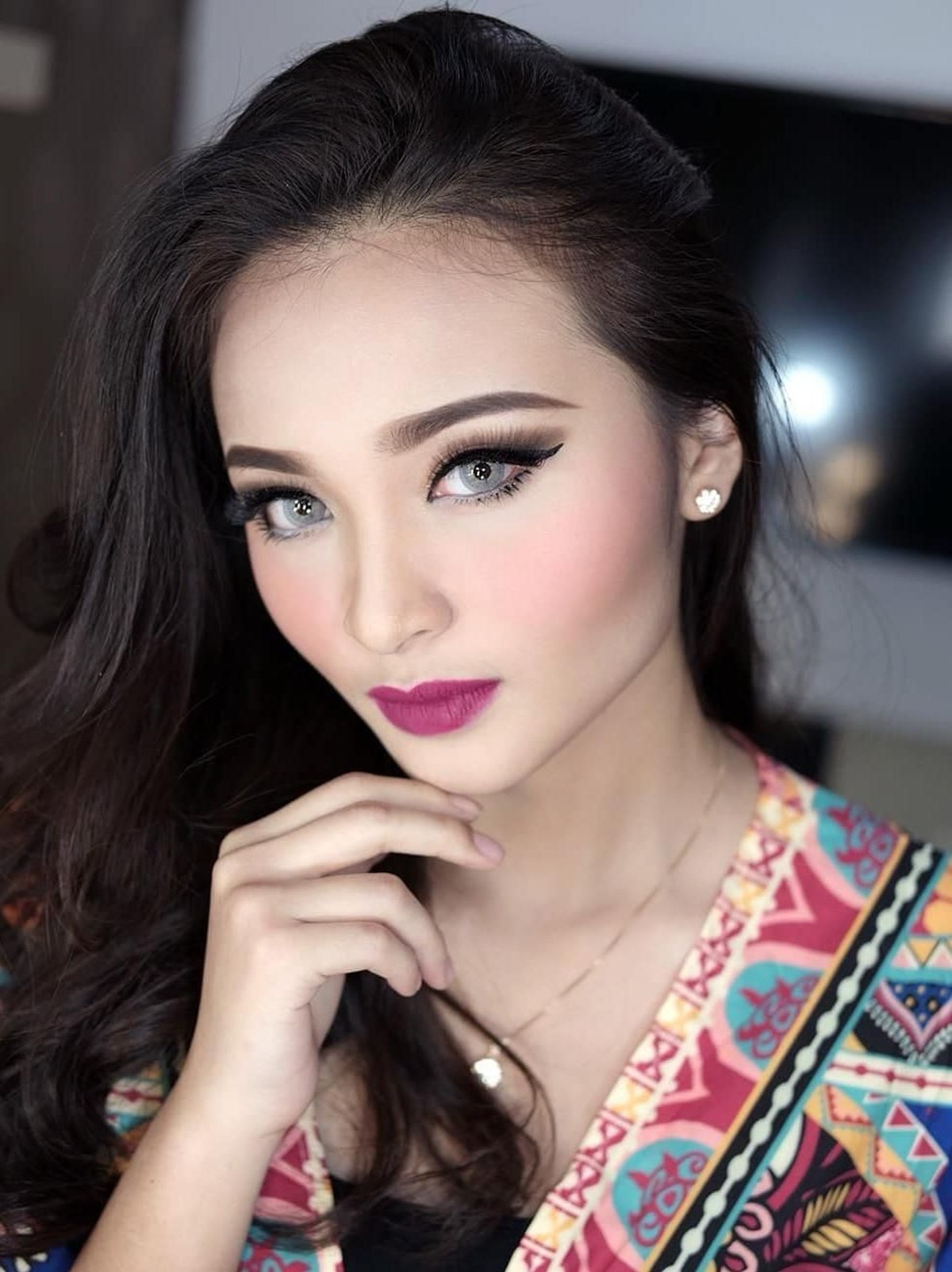 Revina VT baru saja menyandang status jomblo setelah putus dari Young Lex&period; Simak tujuh pesona Revina yang pastinya bikin mantan nyesel&excl;