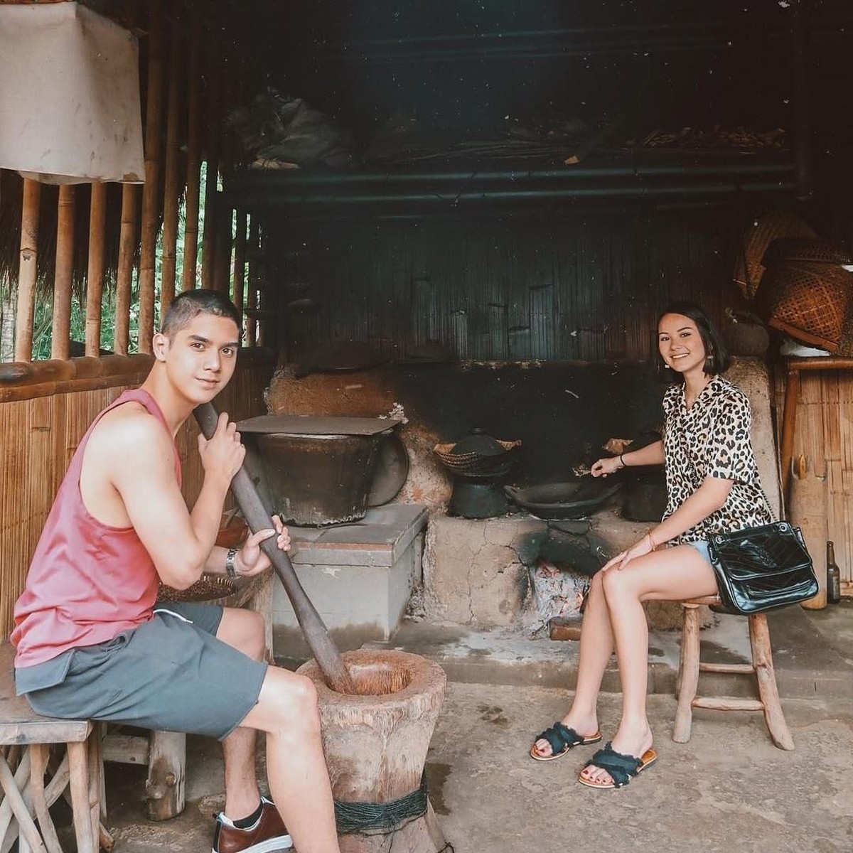 Meski tengah diterpa isu bertengkar&comma; Al Ghazali kerap kali berfoto mesra dengan sang kekasih&comma; Alyssa Daguise&period; Berikut beberapa potret kemesraan mereka&period;