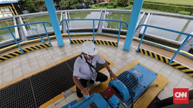 Petugas memeriksa ruang pompa di Instalasi Pengolahan Air Palyja, Pejompongan, Jakarta, 13 Februari 2019. Pemerintah Provinsi DKI Jakarta memastikan akan segera mengambil alih pengelolaan air dari pihak swasta (PT Aetra Air Jakarta dan PT PALYJA) demi memperluas cakupan akses air.