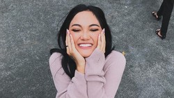 Tak Melulu Seksi, Marion Jola Juga Bisa Tampil Cute Lho