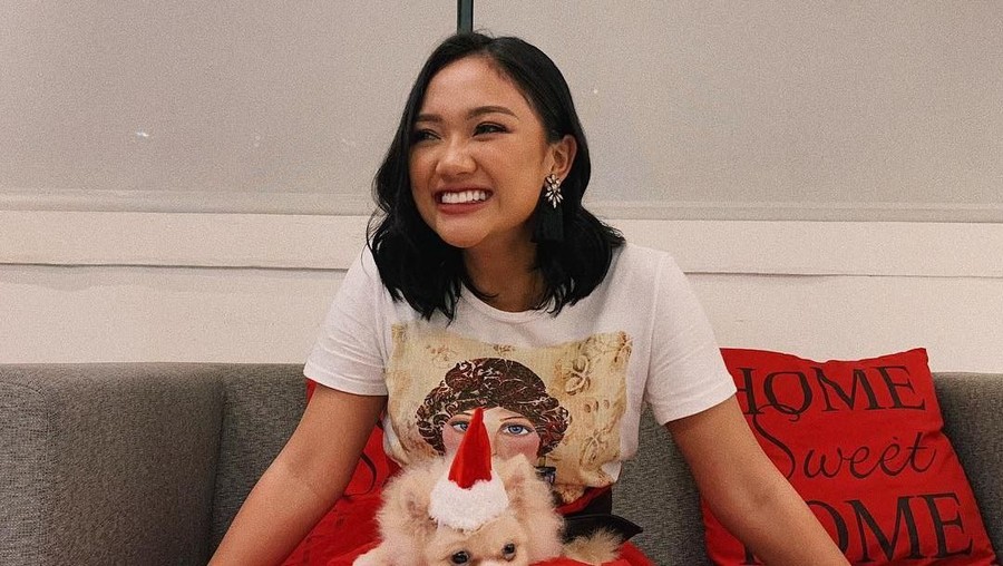 Marion Jola mulai memikirkan kelanjutan kariernya di dunia hiburan, namun bukan berarti melalaikan pendidikannya.