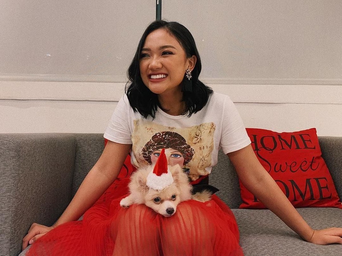 Aksi Marion Jola yang melepas jaket dapat kritik karena dianggap cukup seksi&period; Tapi Marion juga bisa tampil cute dengan baju sopan&period; Nggak percaya&quest; Nih buktinya&period;