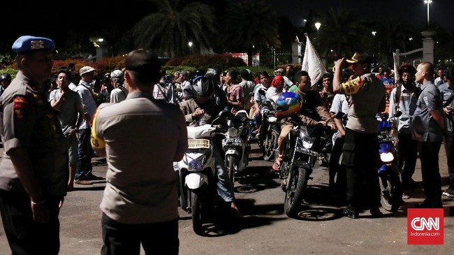 Jokowi disebut berjanji akan menyelesaikan tuntutan SP-AMT Pertamina terkait masalah PHK yang dilakukan sepihak oleh PT Pertamina dan PT Elnusa Petrofin.