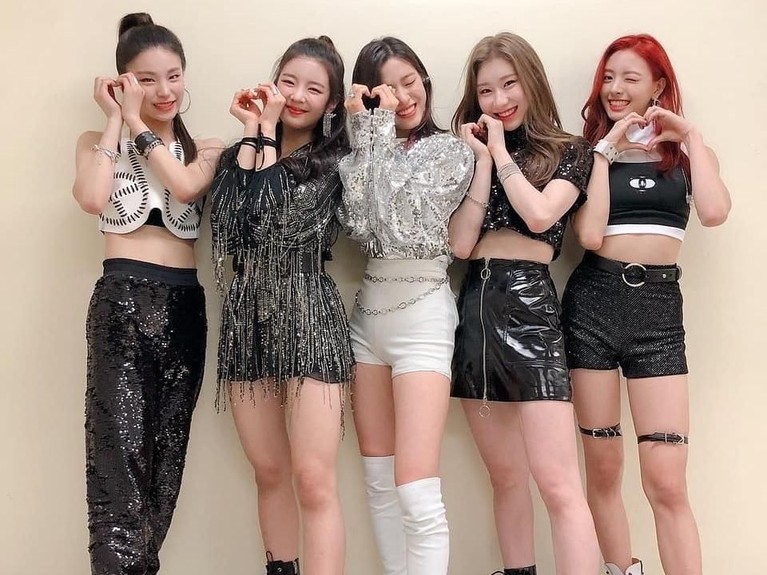 ITZY mulai debut pada Senin (11/2) saat merilis lagu Dalla Dalla. Tapi Insertizen tahu nggak, apa saja fakta unik dari ITZY? Yang mau tahu disimak yuk!