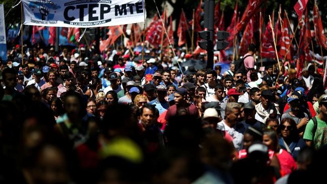 Ribuan Warga Argentina Demo Desak Deklarasi Darurat Pangan