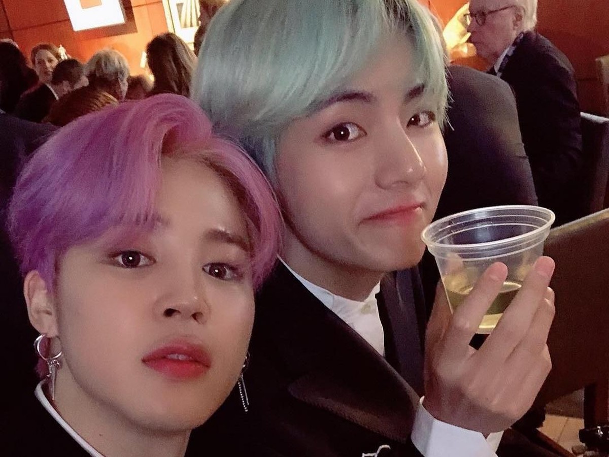 Penyanyi V BTS dikenal sering gonta-ganti warna rambutnya&period; Lalu seperti apa sih pesona tampan V yang sering tampil dengan warna rambut nyentrik&quest;