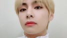 Penyanyi V BTS dikenal sering gonta-ganti warna rambutnya&period; Lalu seperti apa sih pesona tampan V yang sering tampil dengan warna rambut nyentrik&quest;