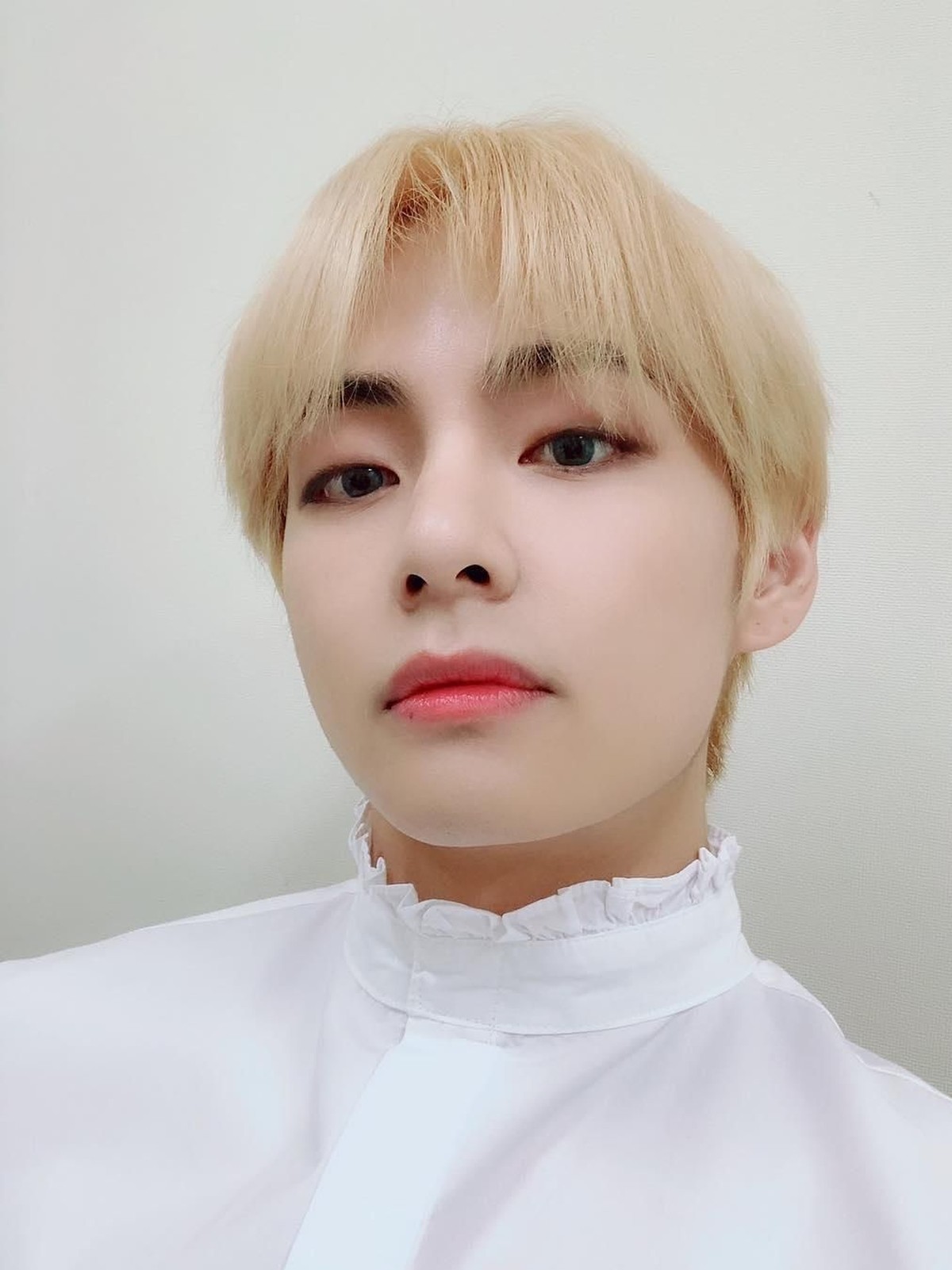 Penyanyi V BTS dikenal sering gonta-ganti warna rambutnya&period; Lalu seperti apa sih pesona tampan V yang sering tampil dengan warna rambut nyentrik&quest;