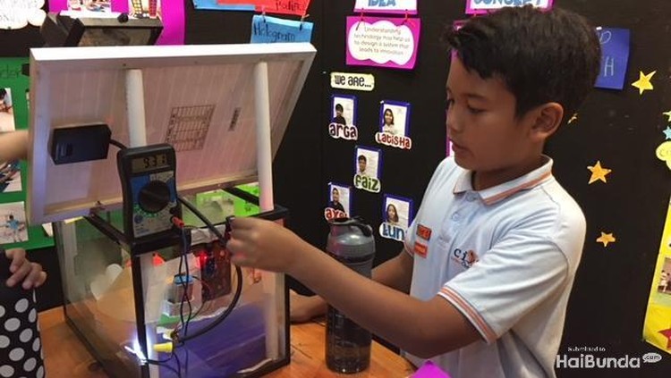 Menarik nih, Bun, karena anak-anak SD dilatih untuk membuat proyek sains bermanfaat. Mulai dari alat untuk mendeteksi getaran, hingga obat diabetes.