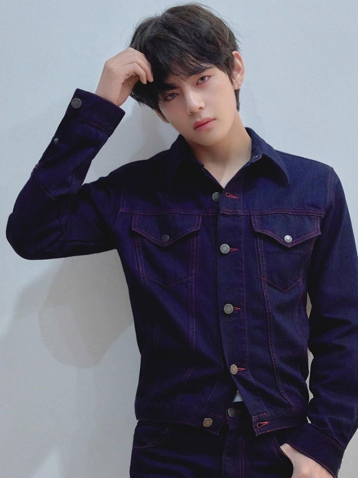 Penyanyi V BTS dikenal sering gonta-ganti warna rambutnya&period; Lalu seperti apa sih pesona tampan V yang sering tampil dengan warna rambut nyentrik&quest;