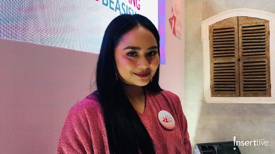 Gita Gutawa Berikur daftar selebriti Indonesia yang lulus kuliah di Luar Negeri dan berprestasi.