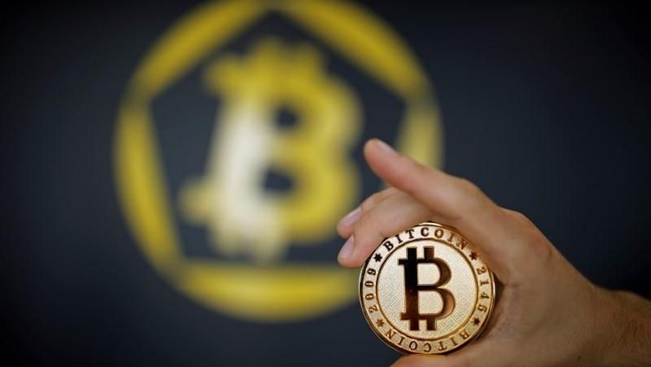 A Bitcoin (virtual currency) coin is seen in an illustration picture taken at La Maison du Bitcoin in Paris, France, June 23, 2017. REUTERS/Benoit Tessier/Illustration